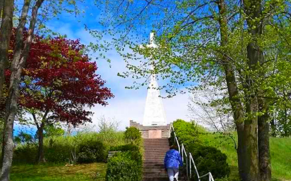 This Towering White Cross Overlooks Lake Michigan – and Marks a 1600s Explorer’s Final Journey