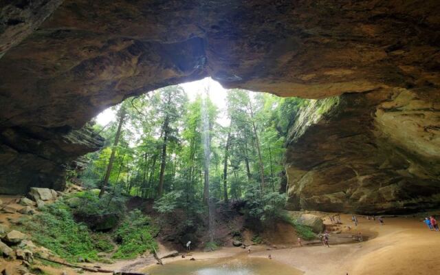 Ohio Has A Waterfall You Can Actually Walk Behind Without Getting Wet In Hocking Hills