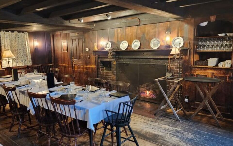 You Can Eat Dinner Inside a 1716 Massachusetts Tavern Where Travelers Have Passed Through the Same Doors for Centuries