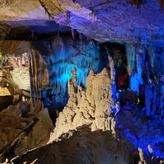 This Tennessee Cave Hides Chandeliers of Crystals Most Drivers Never Know Are Below Them