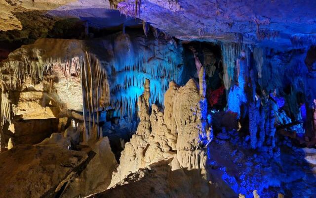 This Tennessee Cave Hides Chandeliers of Crystals Most Drivers Never Know Are Below Them
