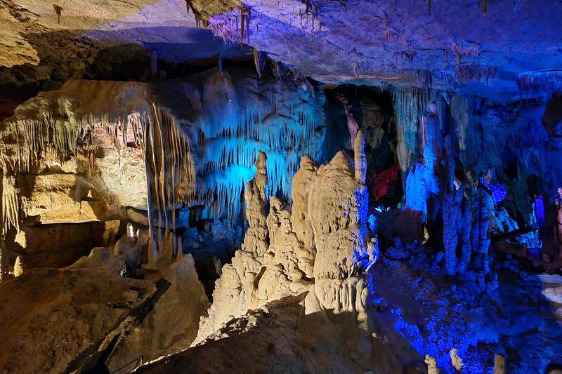This Tennessee Cave Hides Chandeliers of Crystals Most Drivers Never Know Are Below Them