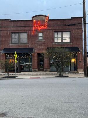 Step Inside Moe’s In Cuyahoga Falls, The Pub Where Juicy Burgers Quietly Steal The Whole Show