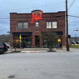 Step Inside Moe’s In Cuyahoga Falls, The Pub Where Juicy Burgers Quietly Steal The Whole Show
