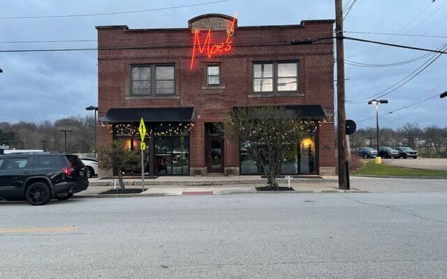 Step Inside Moe’s In Cuyahoga Falls, The Pub Where Juicy Burgers Quietly Steal The Whole Show