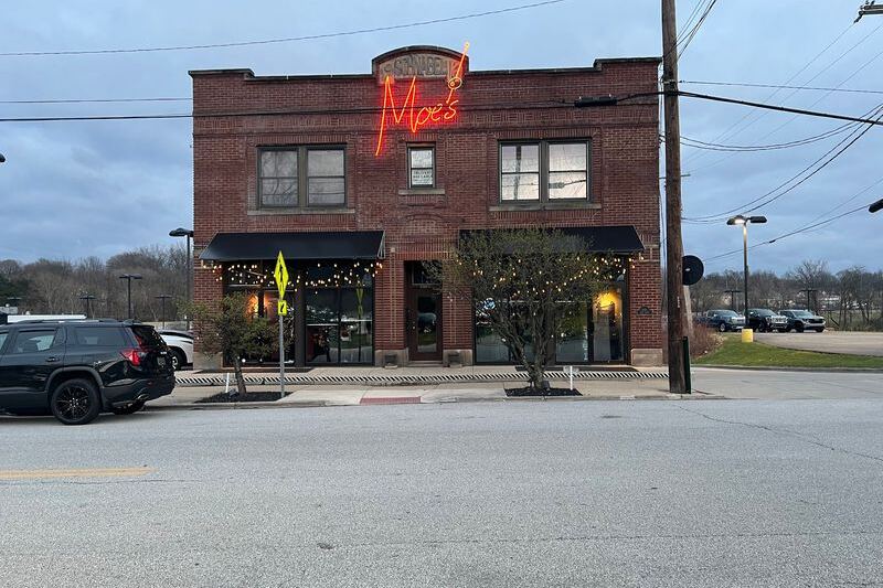Step Inside Moe’s In Cuyahoga Falls, The Pub Where Juicy Burgers Quietly Steal The Whole Show
