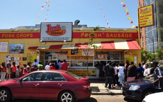 Regulars Cross Illinois For This Chicago Maxwell Street Polish Sausage Counter Locals Guard Fiercely