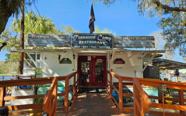 This Middle-of-Nowhere Florida Restaurant Is So Far Off the Map That Finding It Feels Like the Reward