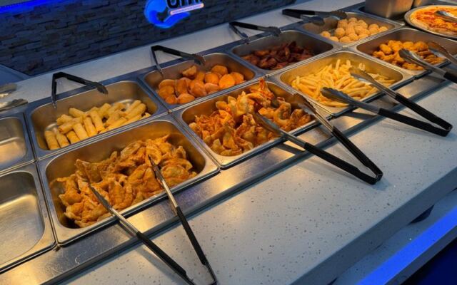 At This Houston Seafood Buffet the Snow Crab Legs and Lobster Get Restocked Before the Trays Ever Empty