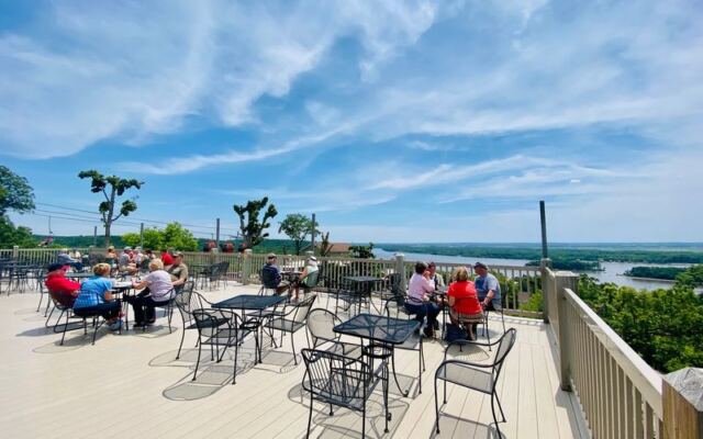 Ride A Sky Lift To This Bluff-Top Illinois Winery Near Grafton For Flatbreads Above The River