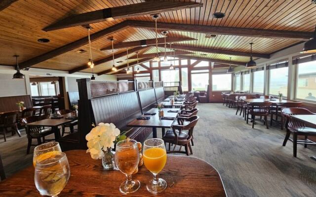These 11 Oregon Waterfront Restaurants Serve Views So Good the Drive Pays for Itself