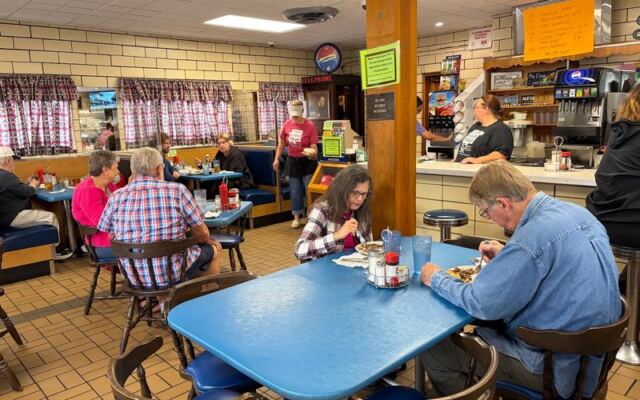 This Ohio Mom-And-Pop Diner Has Been Flipping Breakfast For Locals Since 1948