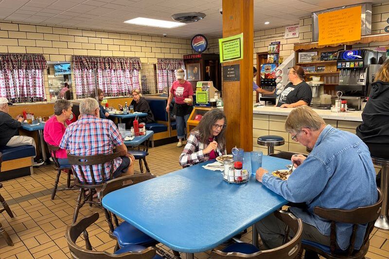 This Ohio Mom-And-Pop Diner Has Been Flipping Breakfast For Locals Since 1948