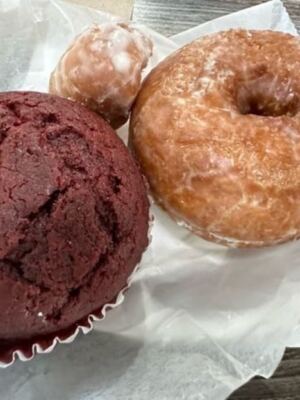 This North Florida Bakery Has Spent More Than 70 Years Perfecting a Single Glazed Donut