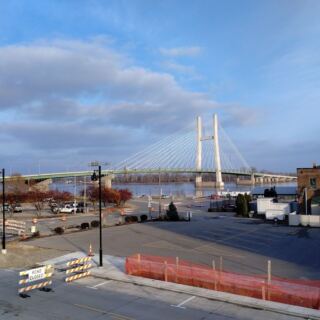 Iowa’s Soaring Single-Tower Bridge Sweeps Drivers Across the Mississippi With Nothing but Open Scenery