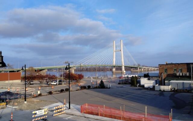 Iowa’s Soaring Single-Tower Bridge Sweeps Drivers Across the Mississippi With Nothing but Open Scenery