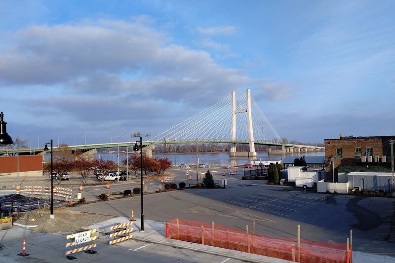 Iowa’s Soaring Single-Tower Bridge Sweeps Drivers Across the Mississippi With Nothing but Open Scenery