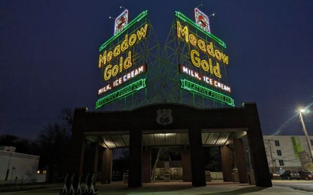 Crowds Pour Into the Old Hollywood Corners Station in Tulsa for Route 66 Photos