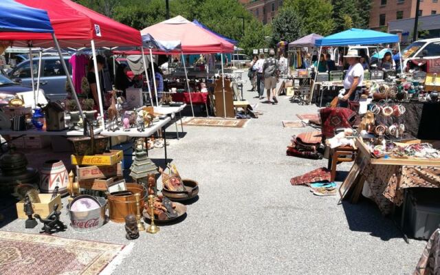 This Sundays-Only Washington Flea Market Feels Like a Whole Neighborhood of Garage Sales Stocked with Antiques and Vintage One-of-a-Kinds