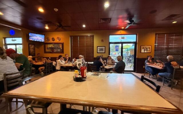 This Unassuming Illinois Pub Serves The Original Horseshoe Sandwich Locals Have Loved For Decades