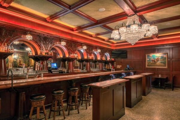 This 1947 Arizona Steakhouse Where John Wayne Once Dined Serves A Shaved Prime Rib Sandwich