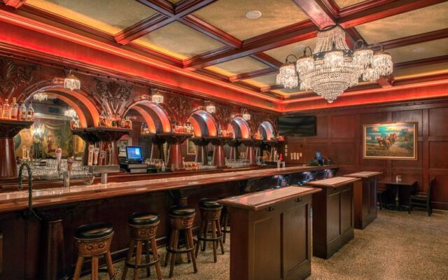 This 1947 Arizona Steakhouse Where John Wayne Once Dined Serves A Shaved Prime Rib Sandwich