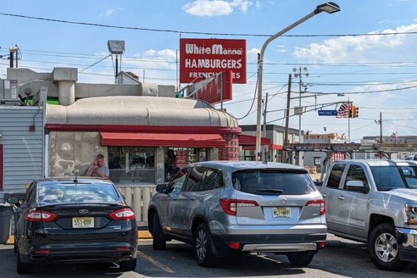 White Manna in Hackensack Griddles Tiny Sliders Inside A 1939 World’s Fair Building