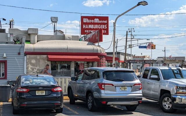 White Manna in Hackensack Griddles Tiny Sliders Inside A 1939 World’s Fair Building
