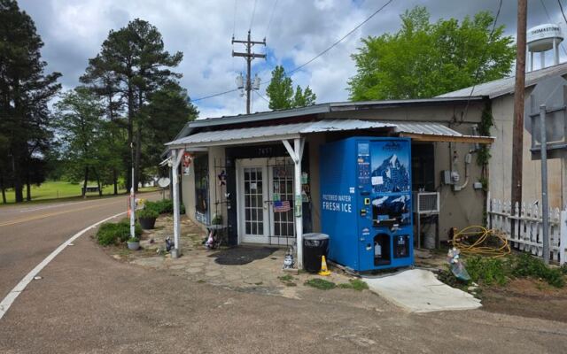 Along a Rural Mississippi Highway, a Tiny Cafe Is the Only Breakfast for Miles That Road-Trippers Swear By