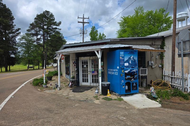 Along a Rural Mississippi Highway, a Tiny Cafe Is the Only Breakfast for Miles That Road-Trippers Swear By