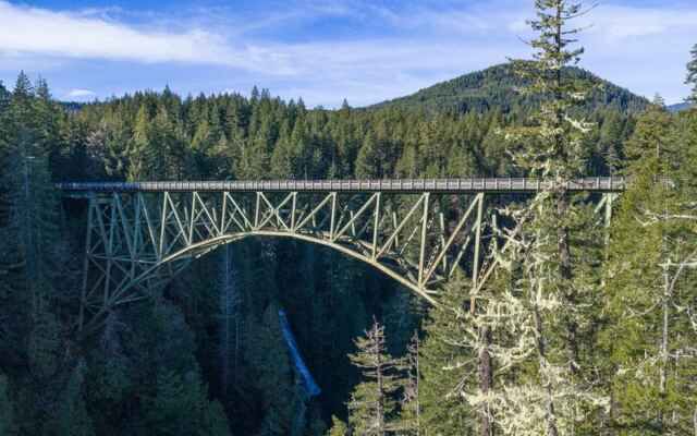 This High Steel Bridge Over a Washington Gorge Gives Even Walkers Goosebumps