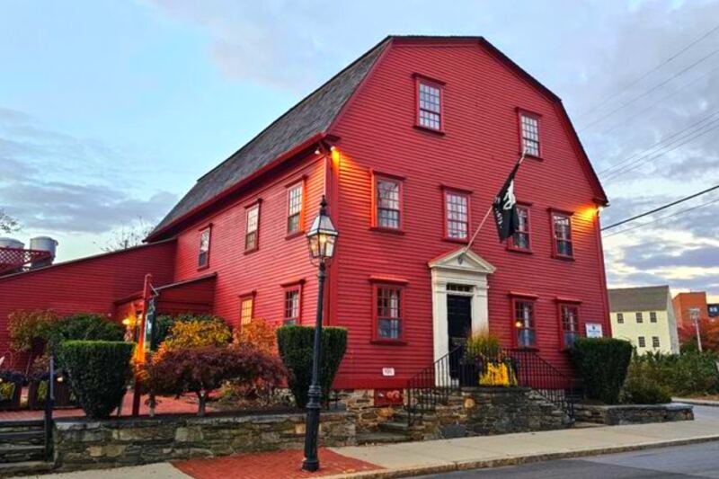 15 Oldest Bars in America Still Pouring Drinks