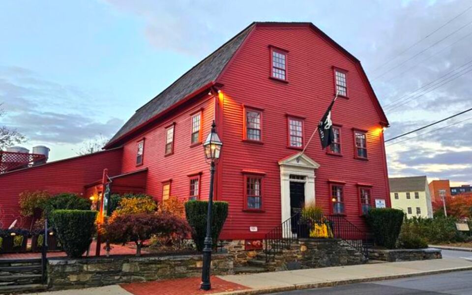 15 Oldest Bars in America Still Pouring Drinks