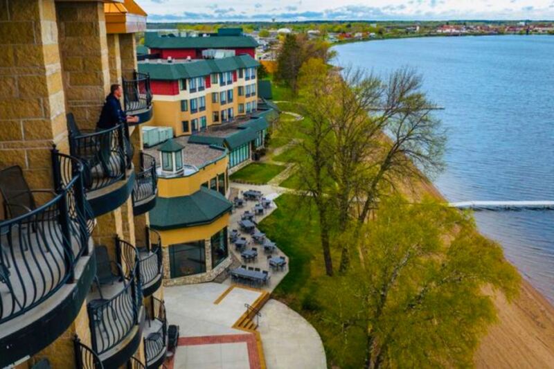 10 Artsy Small Towns in Minnesota Bursting With Creative Charm