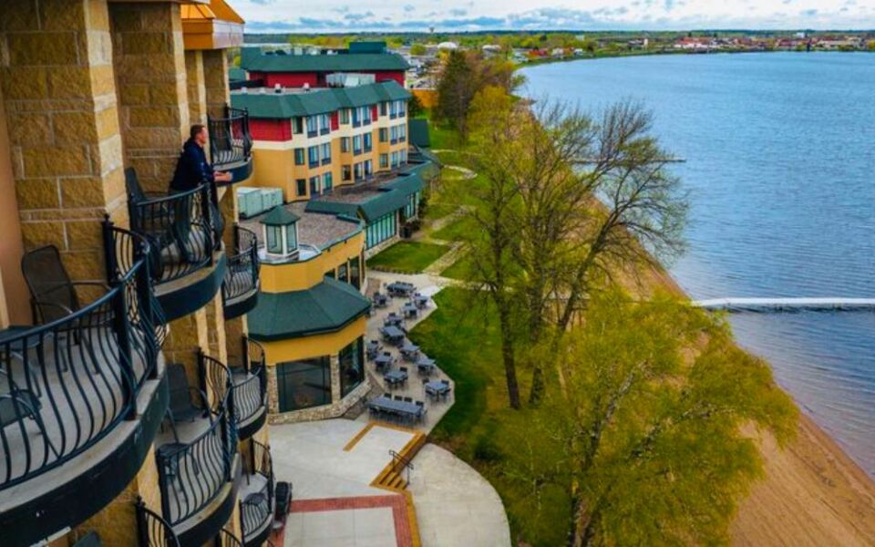 10 Artsy Small Towns in Minnesota Bursting With Creative Charm