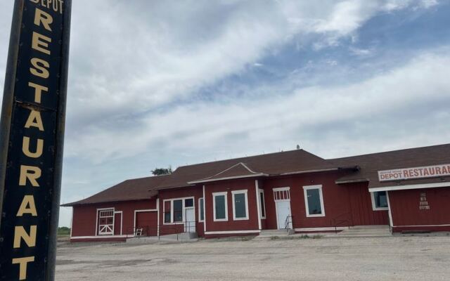 This Texas Restaurant Serves Home-Cooked Comfort Food Inside An Old Small-Town Train Depot