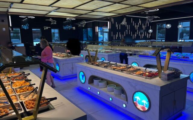 At This Iowa Seafood Buffet, Snow Crab, Fresh Sushi, and Pho Come at a Price That’s Hard to Beat