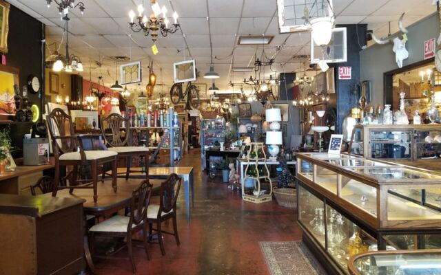 This Giant Oklahoma Vintage Store Lets You Fill Your Backseat With Treasures for Almost Nothing