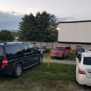 This East Tennessee Drive-In Near Elizabethton Has Been a Retro Time Machine Since 1947