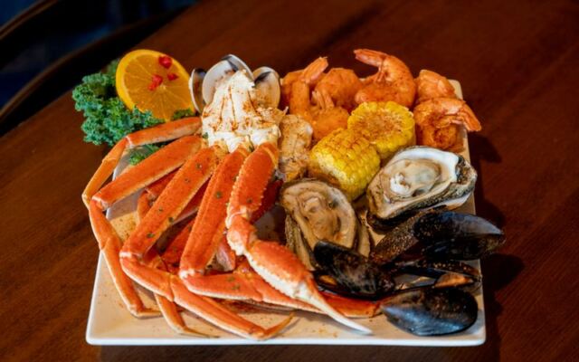 This Myrtle Beach Seafood Buffet Keeps the Crab Legs Coming So Fresh They Never Sit on the Line
