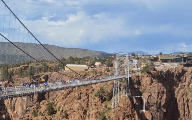Colorado’s Royal Gorge Bridge Hangs Nearly 1,000 Feet Above the Arkansas River, One of America’s Highest Crossings