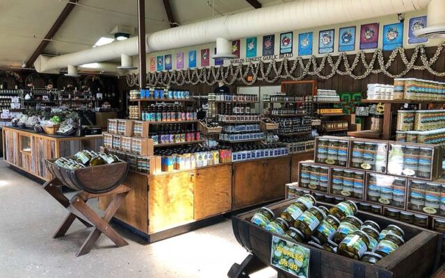 Gilroy’s Garlic Farm Stand Lets You Sample Garlic Ice Cream, Pickles, and Spreads Before You Buy