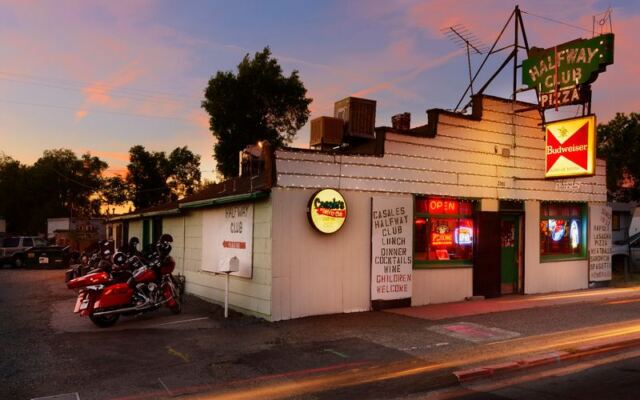 This Cash-Only Reno Bar Has Been Serving Italian Comfort Food and Pizza Since 1937
