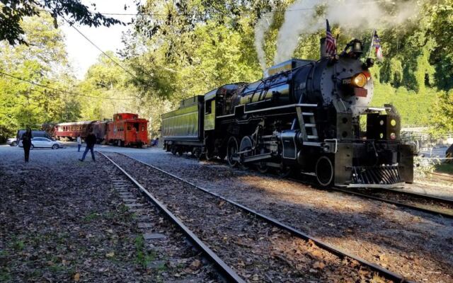 This North Carolina Train Serves A Plated Dinner As It Rolls Through The Nantahala Gorge