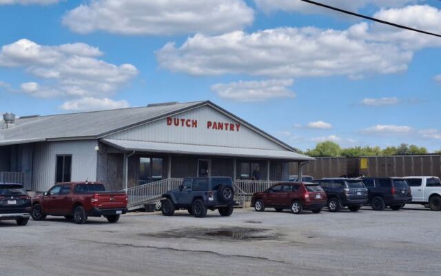This Quiet Amish-Style Oklahoma Buffet Serves Homemade Pies And Comfort Classics Without The Crowds