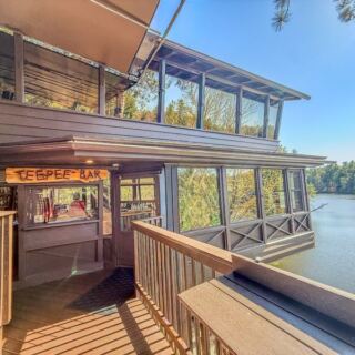 This Wisconsin Supper Club Has Steaks, Old Fashioneds, And Unforgettable Lake Views