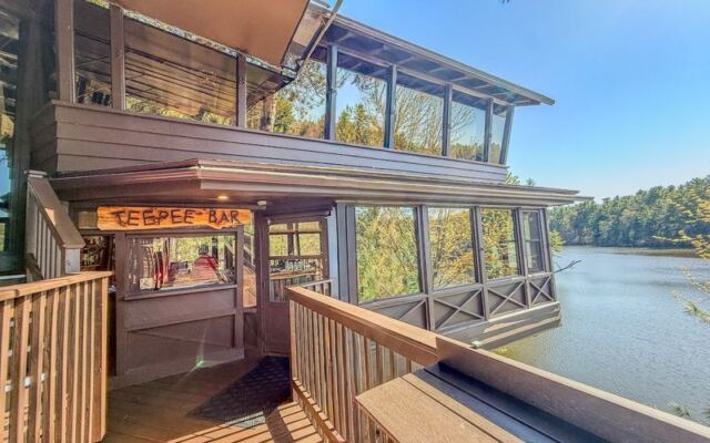 This Wisconsin Supper Club Has Steaks, Old Fashioneds, And Unforgettable Lake Views