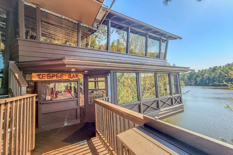 This Wisconsin Supper Club Has Steaks, Old Fashioneds, And Unforgettable Lake Views
