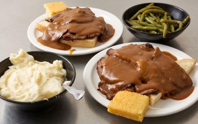 People Road Trip Across Ohio For The Buttery Mashed Potatoes At This Small-Town Restaurant