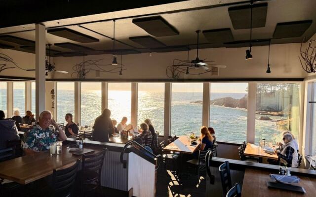 This Cliffside Oregon Restaurant Lets You Watch 40-Ton Whales Drift By While You Eat Clam Chowder